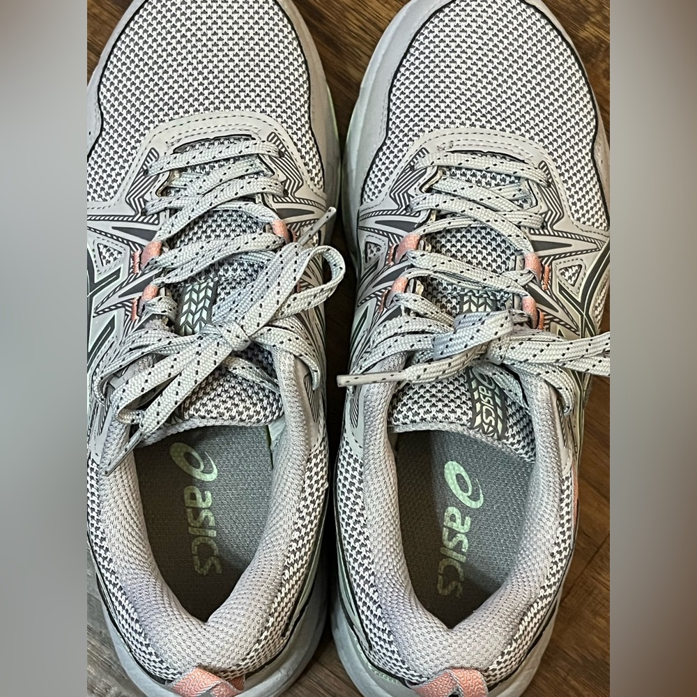 Grey ASICS sneakers. Gel-Venture 8. Women’s size 8. Great pre-owned condition - Picture 2 of 9
